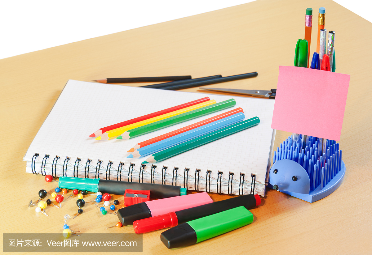 笔记本,彩色铅笔和办公用品